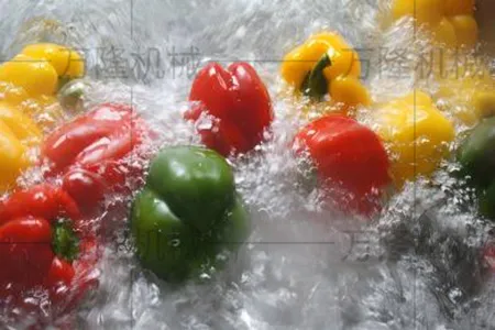 Bubble cleaning machine for colored peppers